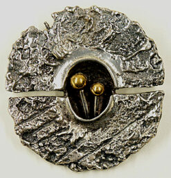 70_05 Artist Brooch, signed gv