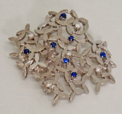 Brooch, white gold 18 ct, 7 sapphires, 5 brilliant-cut diamonds