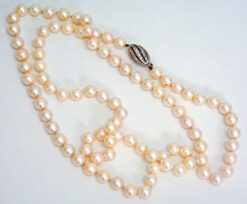 Cultured Pearl Necklace (90), 18k white gold lock with 45 brilliant-cut diamonds