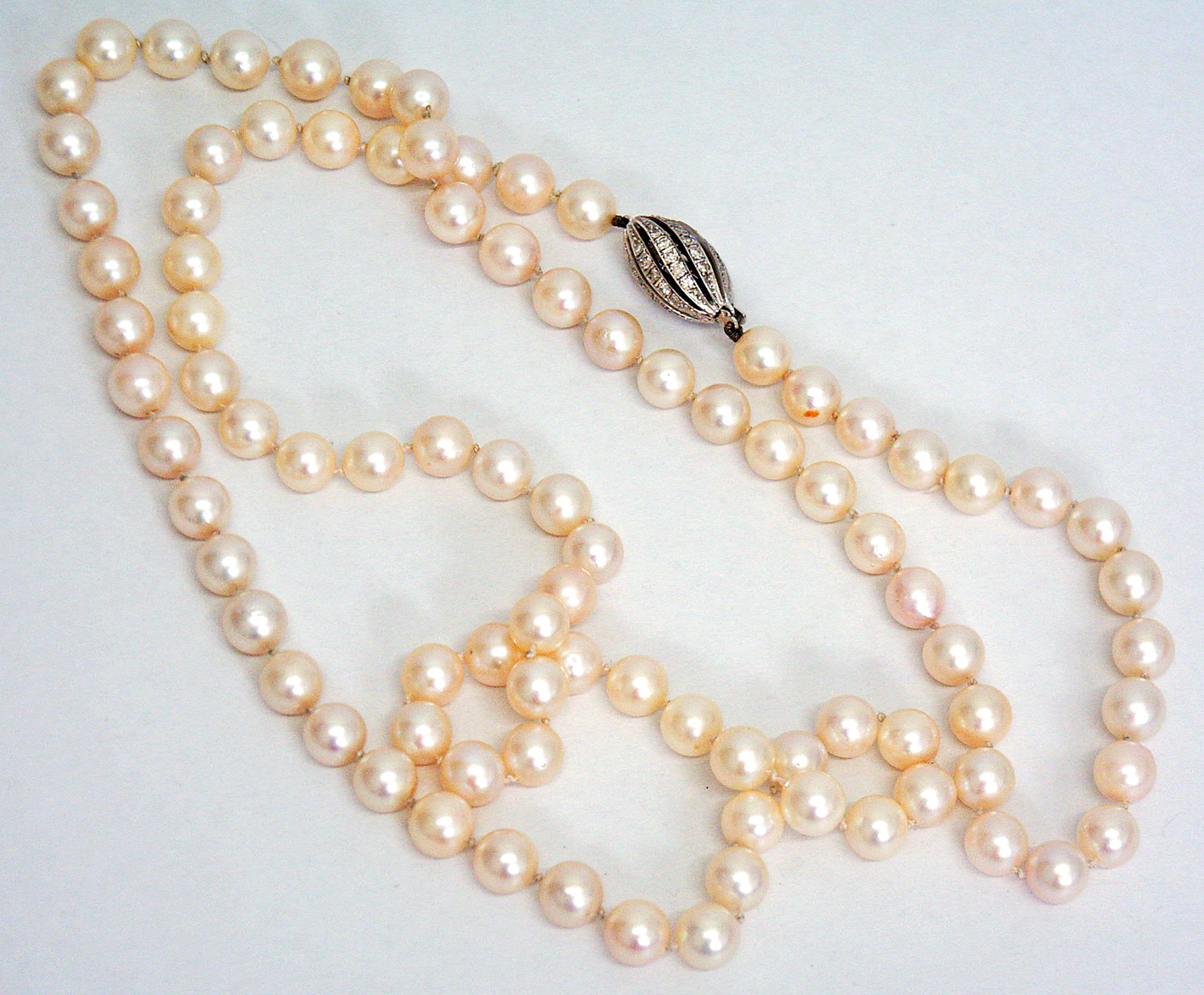 Cultured Pearl Necklace (90), 18k white gold lock with 45 brilliant-cut diamonds